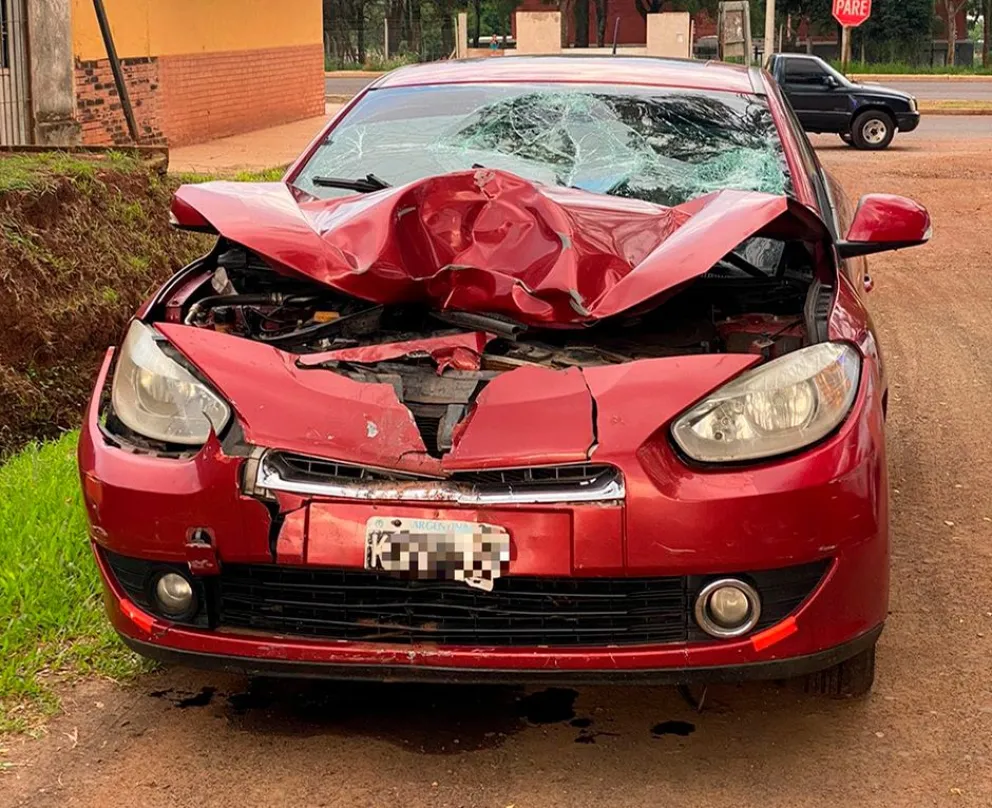 El Renault Fluence fue ubicado abandonado en cercanías al hospital Baliña y con serios daños en el capot. 