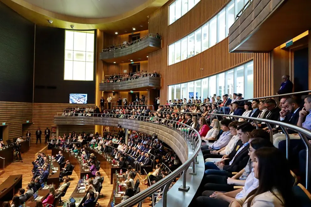 La legislatura con plena concurrencia de diputados e invitados. Foto: M. Peralta