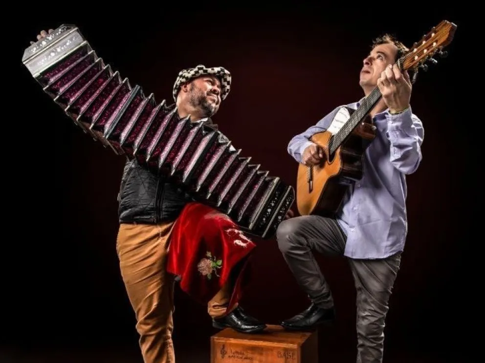 Pico y Chavo, excelentes músicos de la tierra colorada.