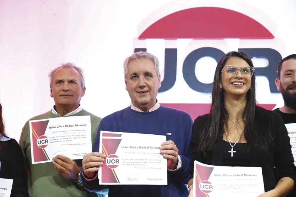 Del Comité Provincia recibió su certificado Molina, De Arrechea y Pérez. También el Comité Posadas y la JR. 