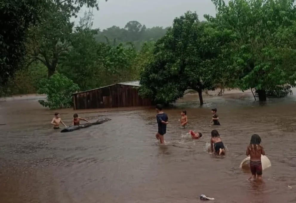 El arroyo desbordó el jueves por la mañana y si bien el agua bajó, la lluvia impide que las familias regresen a sus hogares. Fotos: Facebook