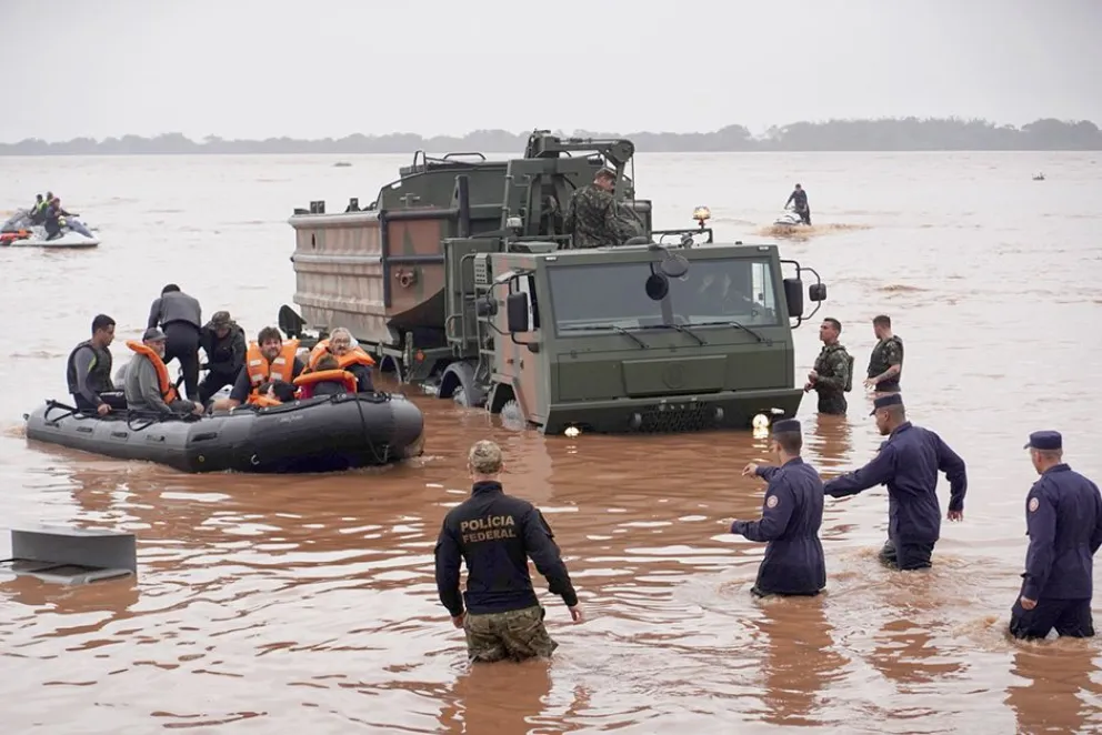 Para el rescate de personas se usaron camiones del ejército, ante el peligro del avance rápido de las aguas.