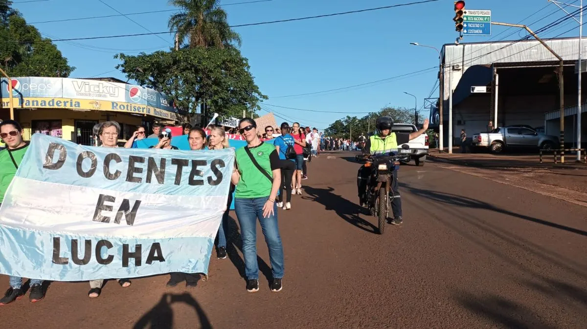 Docentes marcharon en Eldorado en reclamo de salarios | El Territorio