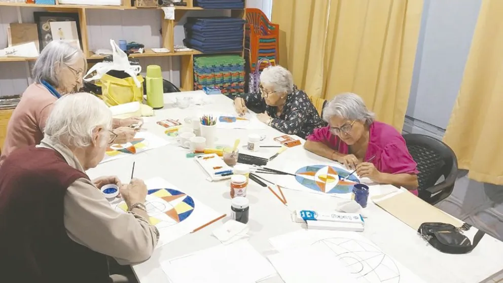 El taller para adultos mayores promueve actividades para fortalecer la cognición, la sociabilización y el movimiento. Fotos: Carina Martínez