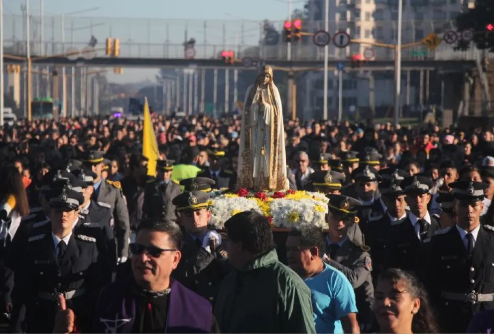 El año pasado, como hace más de 60 años, miles de fieles católicos caminaron hasta Fátima. //Foto: Archivo El Territorio.