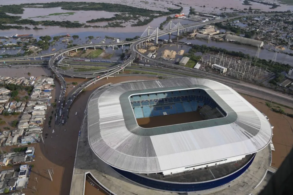 El estadio Arena Gremio y los alrededores inundados tras fuertes lluvias en Porto Alegre.
