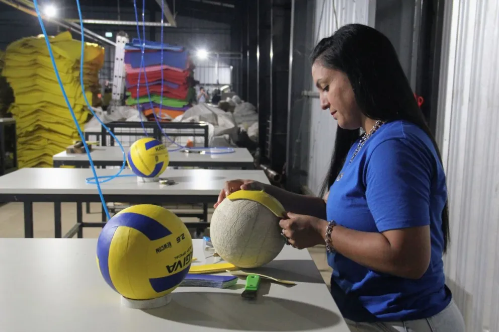 En la producción de pelotas trabajan 20 personas. Foto: Maria Guadalupe de Sousa