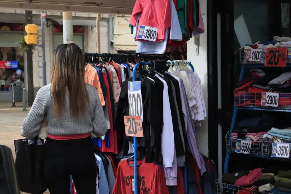 Los comercios del centro de Posadas permanecen abiertos y recibiendo clientes. / Foto: Matías Peralta