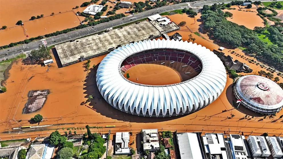 El estadio Beira Río, rodeado por agua debido a las inundaciones.