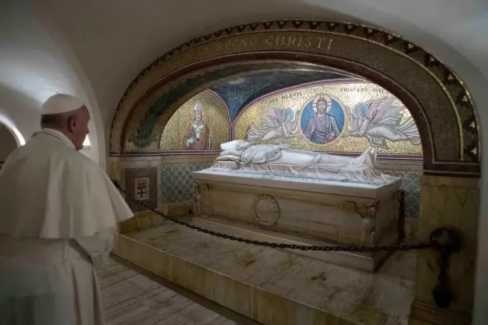 El Papa Francisco frente a la tumba de San Pedro