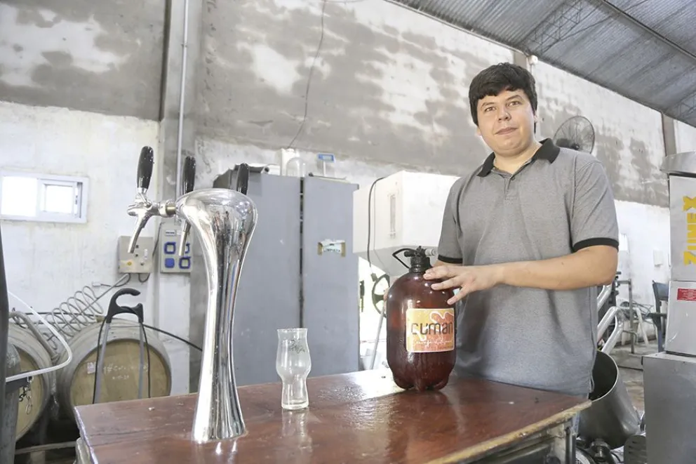 Leonardo Aguero es ingeniero químico y trabaja en la elaboración de la cerveza artesanal. Foto: Natalia Guerrero