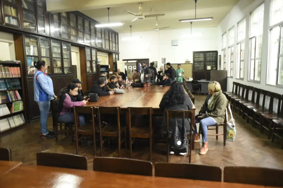 Referentes de los autoconvocados esperando a los funcionarios, antes del inicio de la reunión. / Foto: Marcelo Rodríguez