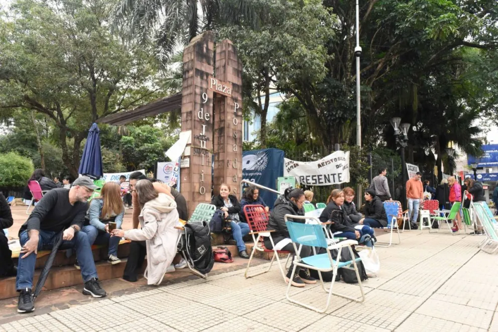 Docentes instalados en la plaza 9 de julio como parte del reclamo salarial que llevan adelante. / Foto: Marcelo Rodríguez