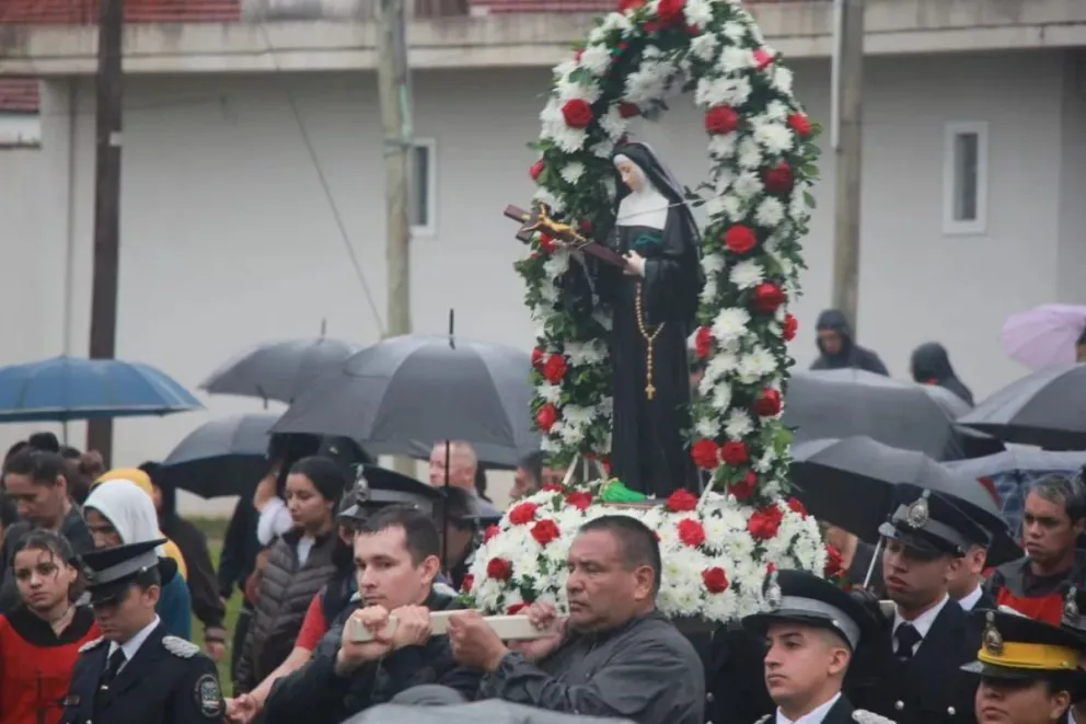 Ya comenzaron las actividades festivas en la Parroquia Santa Rita; el año pasado los devotos peregrinaron bajo la lluvia. Fotos: Archivo El Territorio.  