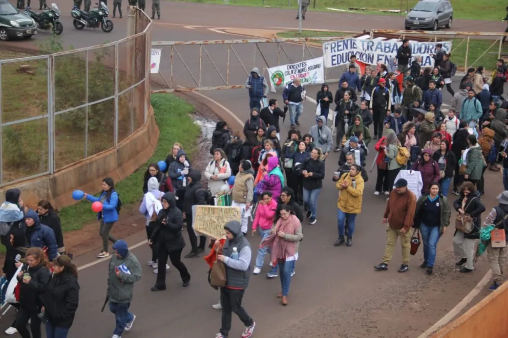 Docentes en la zona de frontera interrumpen el tránsito en algunas manos del acceso. / Foto: Maria Guadalupe De Sousa