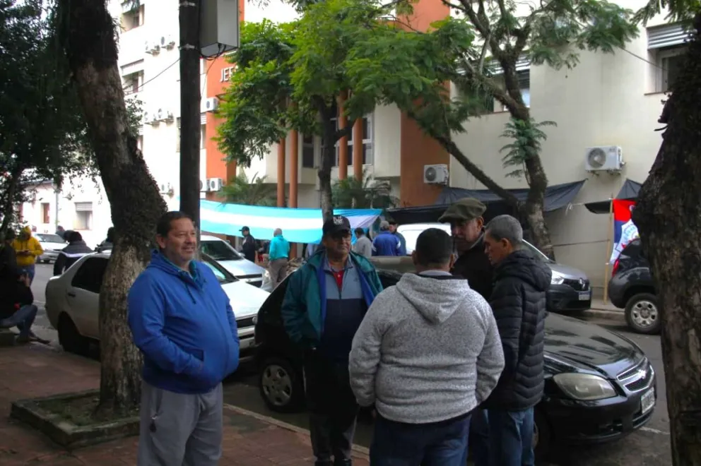 Los retirados se apostaron frente a la Jefatura de Policía de Misiones, en el centro de Posadas, para reclamar por salarios. / Fotos: Guadalupe de Sousa.