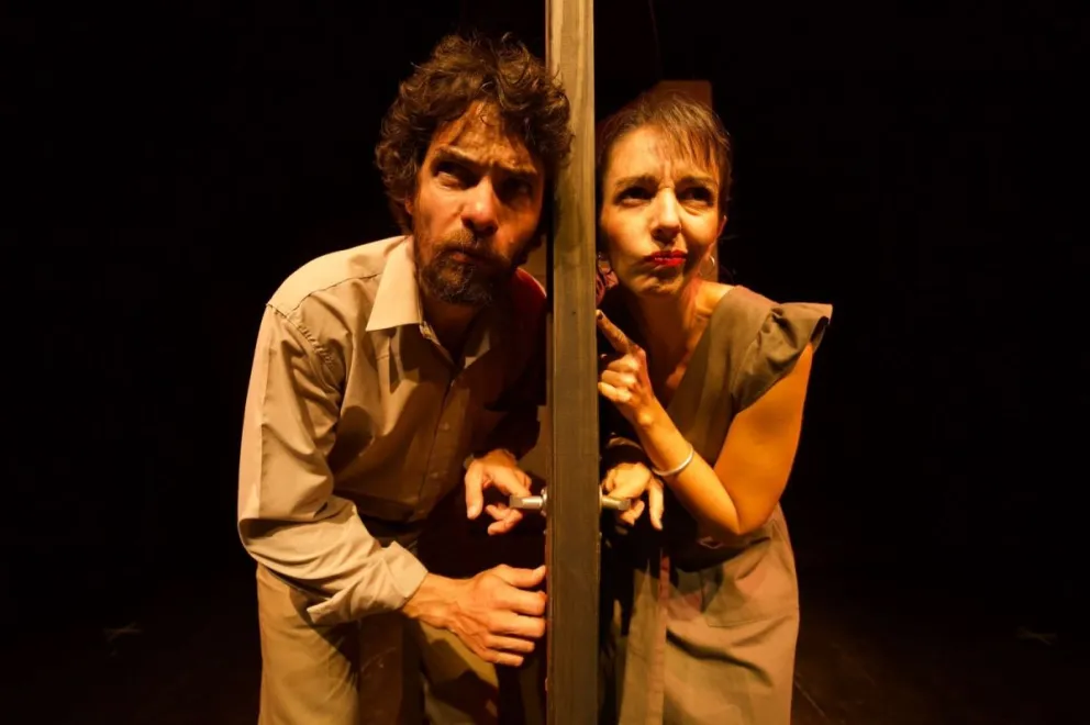 Alejandro Scholler como Urbano y Paula Parodi como Clarita, protagonizan “Los invisibles de siempre”. Fotos: Gentileza La Mancha Colorá
