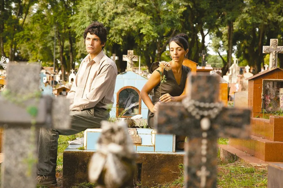 Alejandro Scholler como Urbano y Paula Parodi como Clarita protagonizan ‘Los invisibles de siempre’.