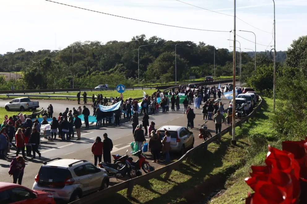 En Garupá los docentes cortaron la ruta a la altura de la rotonda, con la custodia de Gendarmería para asegurar un paso mínimo. / Fotos: Matías Peralta