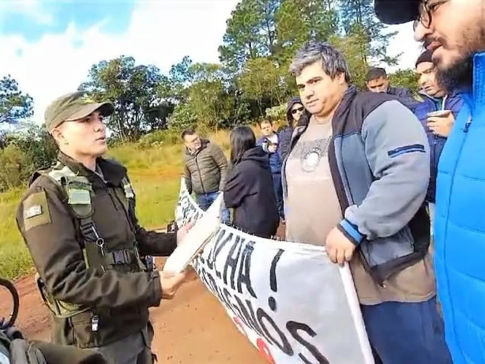 El uniformado fue cuestionado por los docentes. //Foto: captura de video.