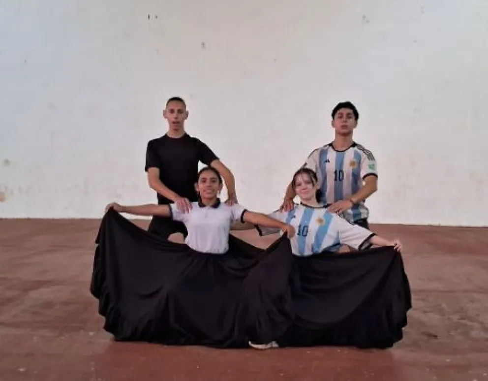 Lautaro Ivaldi junto a los bailarines santotomeños, que serán parte del espectáculo que presentará el coreógrafo en el Festival Patria en el Luna Park. //Foto: Mercedes Berón.  