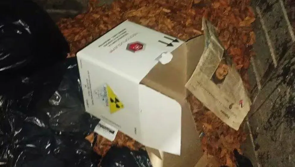 Hallaron la caja vacía en un contenedor de basura
