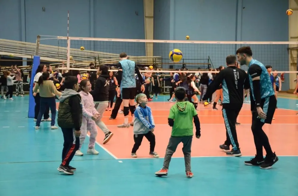Los chicos pudieron compartir un rato con sus ídolos. Foto: Ministerio de Deportes