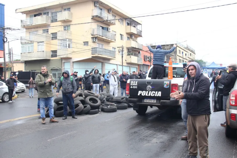 Los uniformados se mantienen frente al edificio policial tomado. //Fotos: Guadalupe De Sousa - Natalia Guerrero.