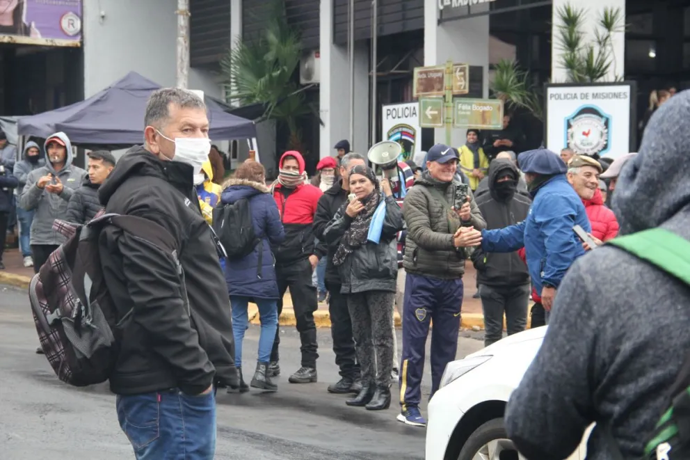 Los manifestantes continúan en la toma del Comando Radioeléctrico de Posadas, mientras analizan el anuncio. / Foto: Guadalupe Dos Santos