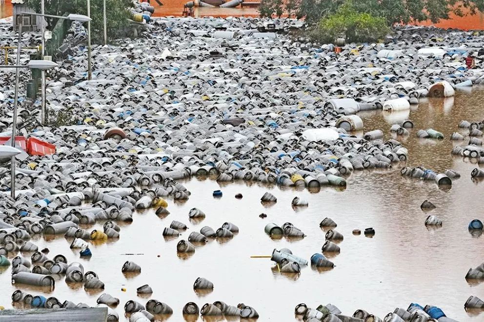 Una distribuidora de gas en Canoas, Río Grande do Sul, quedó bajo agua y miles de cilindros flotaban.