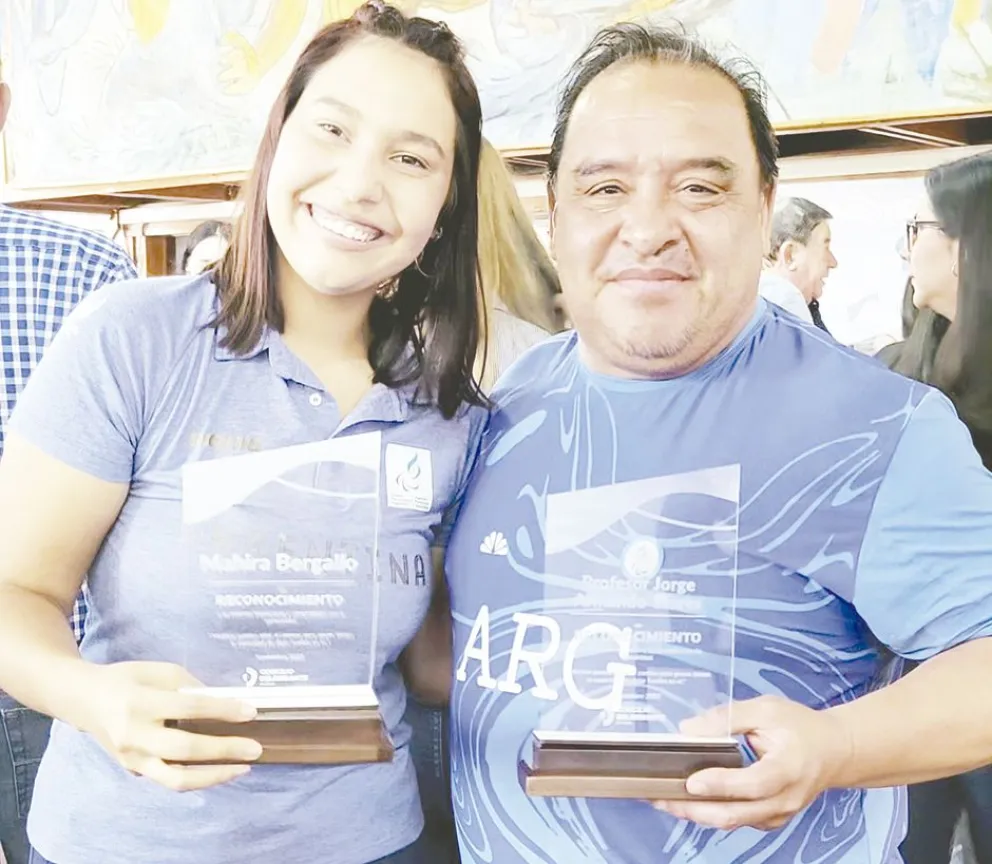 El Chino junto
a su alumna Mahira Bergallo,  una de las atletas de deporte adaptado más importantes de la región.  
