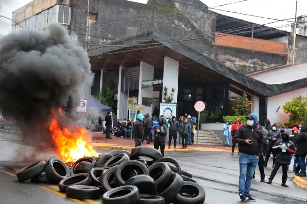 Frente al Comando Radioeléctrico de Posadas, uniformados con caras cubiertas quemaron gomas.  Foto: N. Guerrero