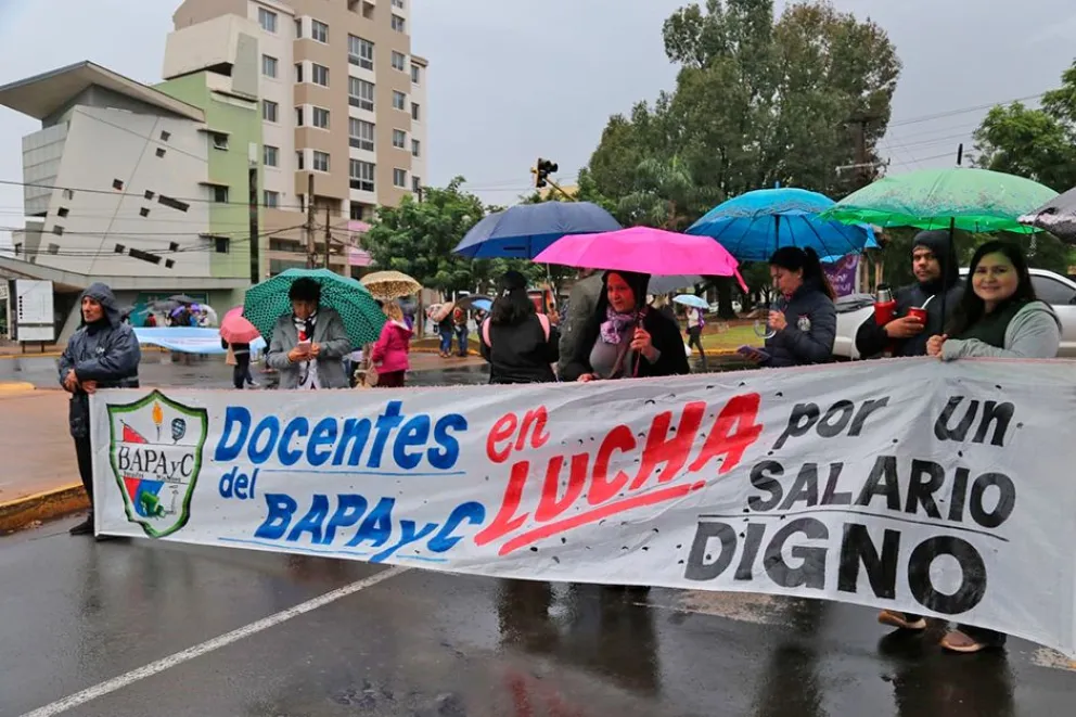 Los trabajadores de la educación cortaron rutas y marcharon hacia la Legislatura a modo de reclamo. Foto: Natalia Guerrero
