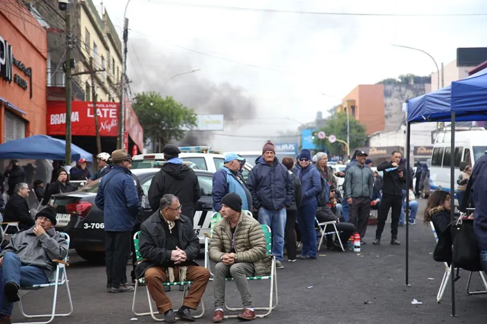 Policías y penitenciaros en actividad y retirados permanecen frente al Comando Radioeléctrico de Posadas. Foto: N. guerrero