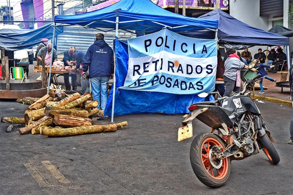 Frente al Comando, por la Uruguay, los retirados realizan una olla popular y sus camaradas acompañan. Fotos: Marcelo Rodríguez