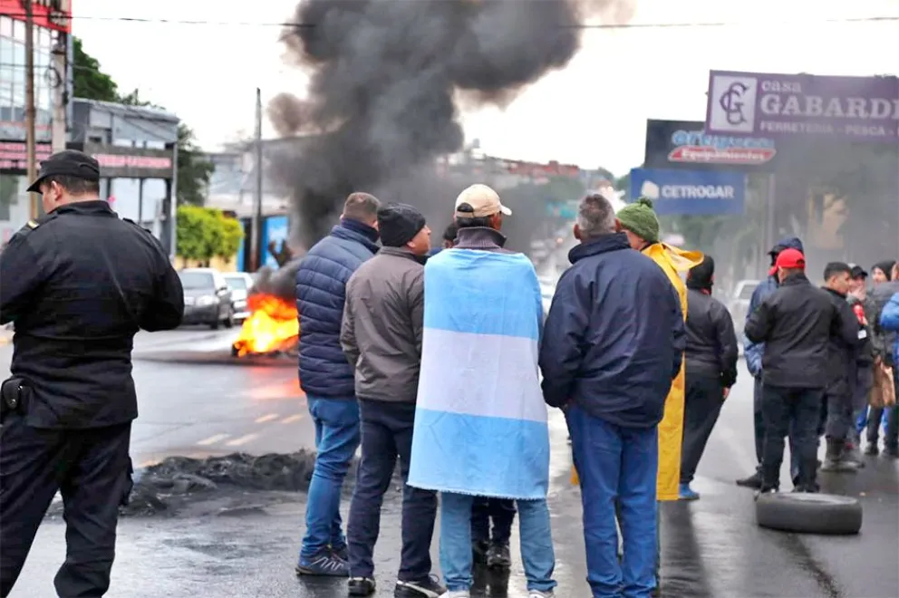 En la madrugada del viernes, los policías y penitenciarios comenzaron con la quema de gomas.  Foto: Natalia Guerrero