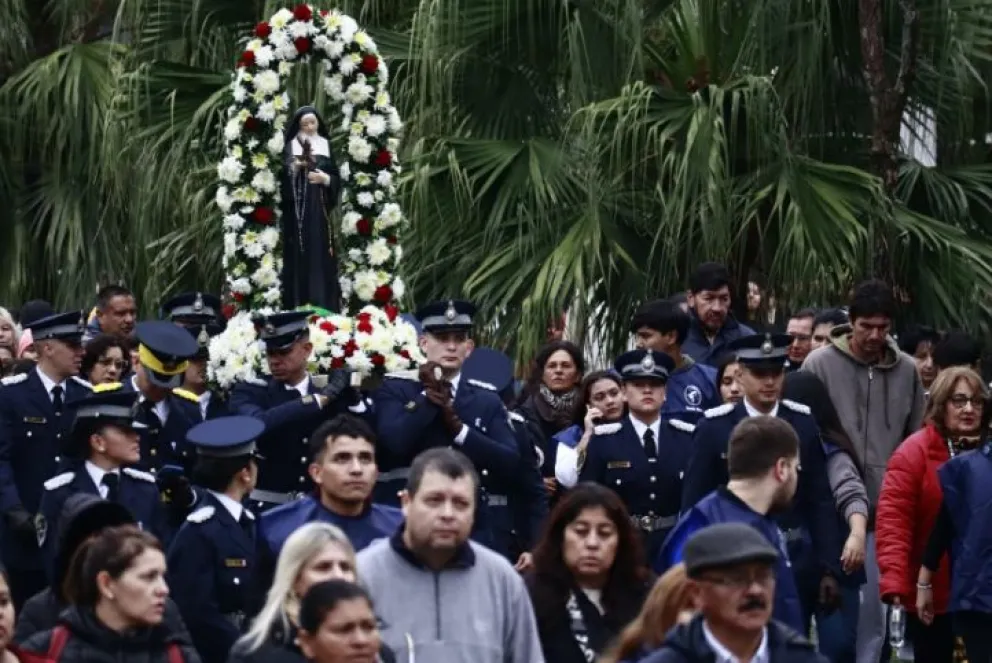 En la fría mañana de domingo miles de fieles católicos caminaron en procesión a Santa Rita en Posadas. Fotos: Matías Peralta