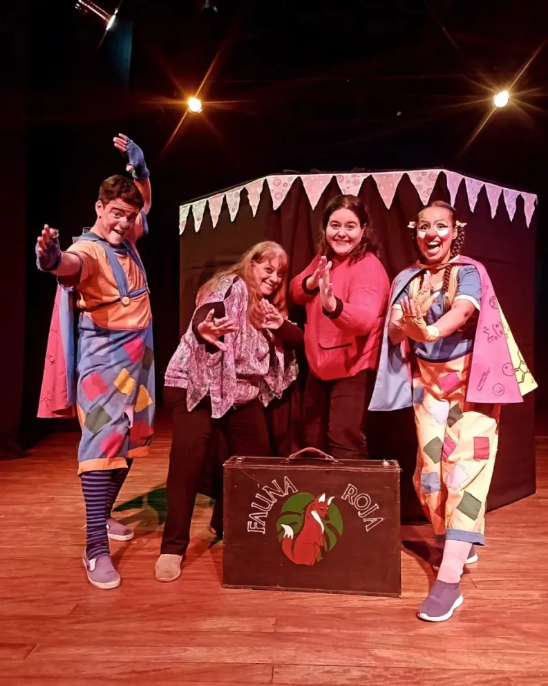 Fauna Roja con su obra "Misión Z" en el Teatro del Pueblo de Eldorado. Foto: Facebook  