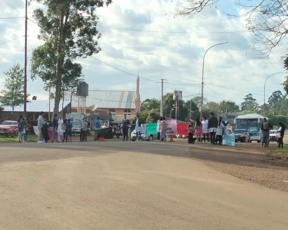 En Pozo Azul docentes autoconvocados interrumpen el tránsito sobre las rutas provinciales N°17 y N°20