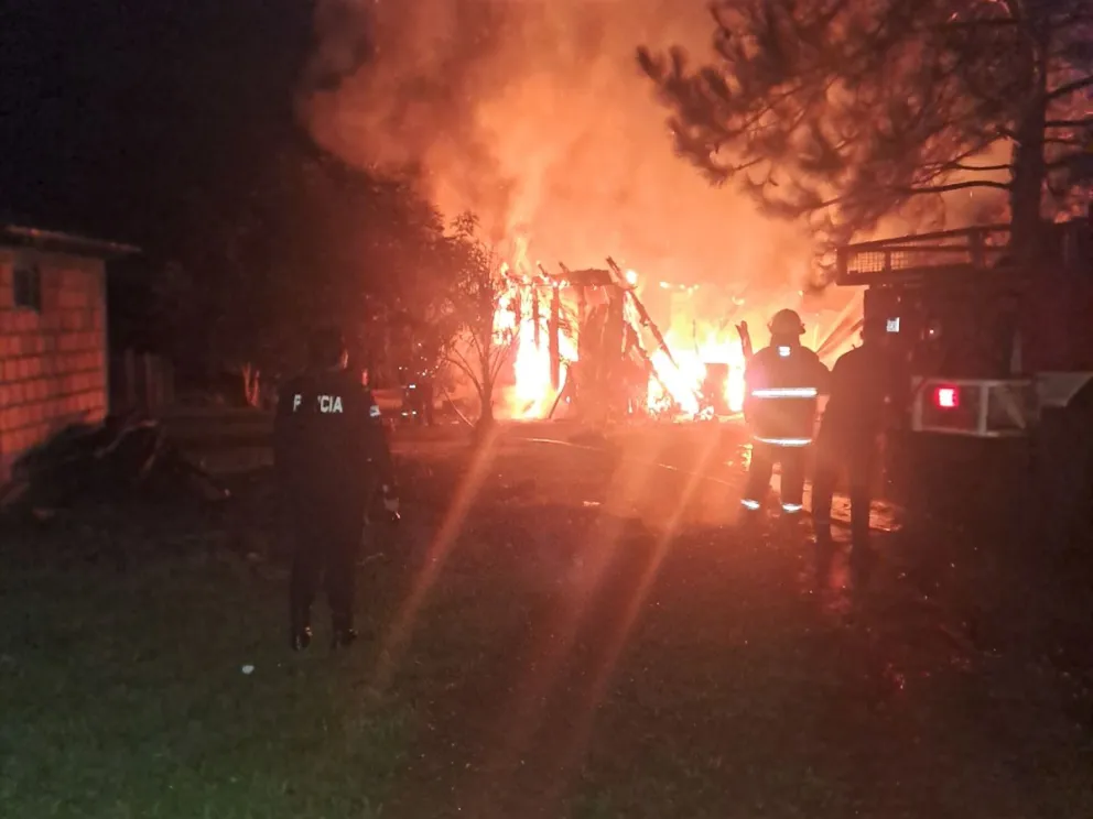 Los daños materiales fueron totales, pero las víctimas están a salvo. //Fotos: Policía de Misiones.
