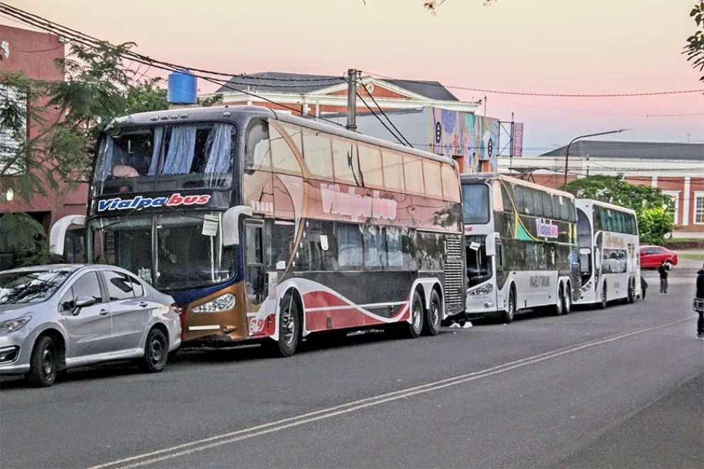 Algunas unidades que ofrecen estos tours estacionados en zonas cercanas a la Costanera.  Foto: Guadalupe de Souza