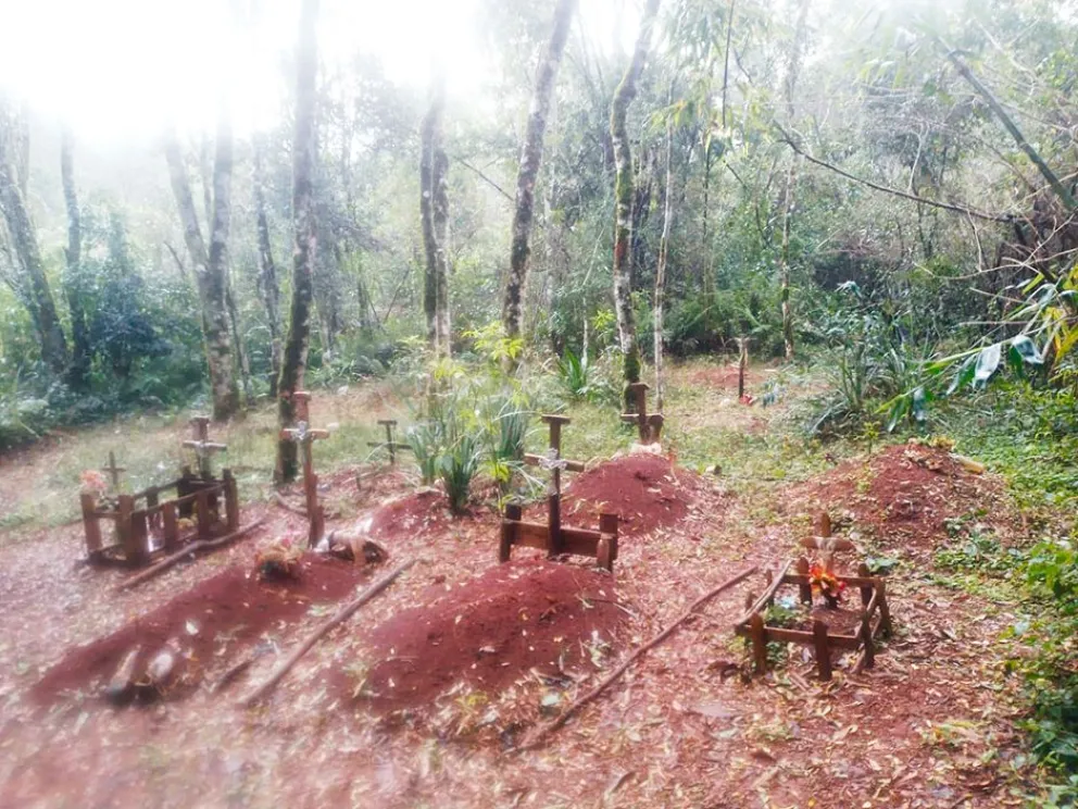 Cementerio mbya guaraní en territorio de la comunidad Tekoa Ysyry.