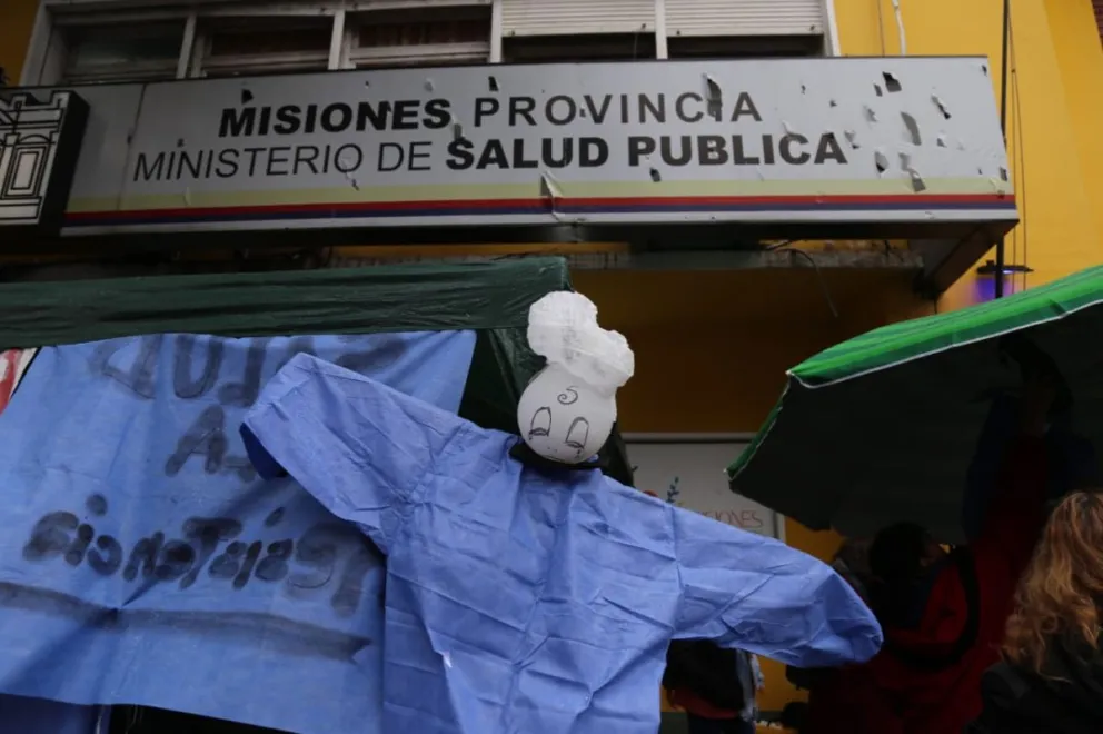 El diálogo con las autoridades fue calificado como positivo por los trabajadores, que se siguen manifestando. //Foto: Natalia Guerrero.