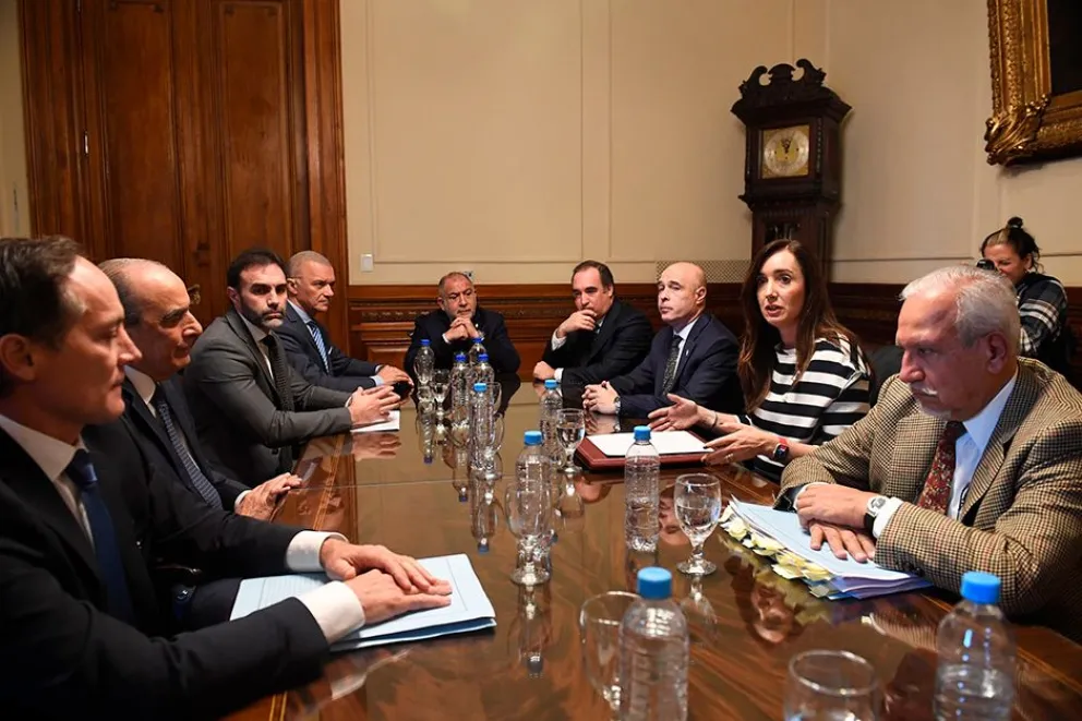 Francos buscó ayer cercanía con los senadores para lograr su apoyo. 