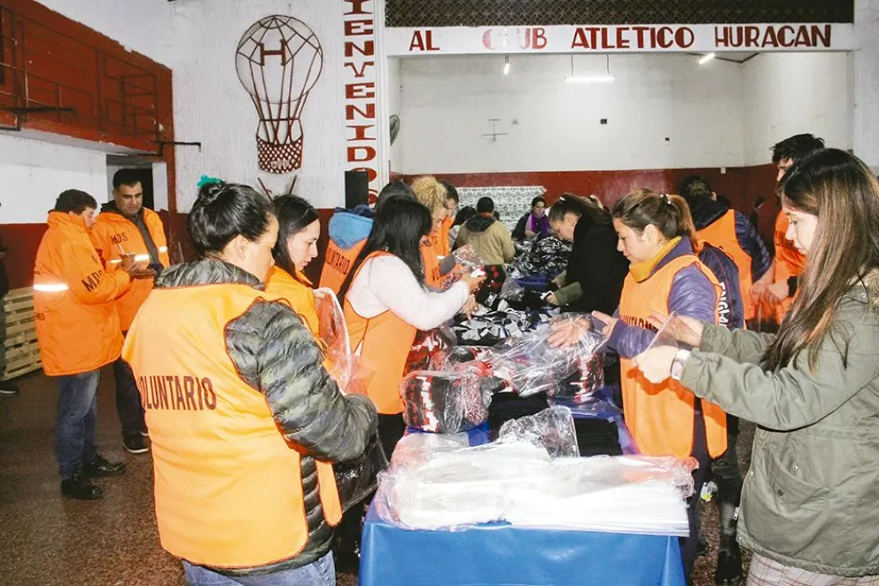 El Club Huracán alberga a personas en situación de calle con el trabajo de voluntarios. Las temperaturas mínimas estuvieron ayer por debajo 	de un dígito. Foto: Guadalupe de Sousa