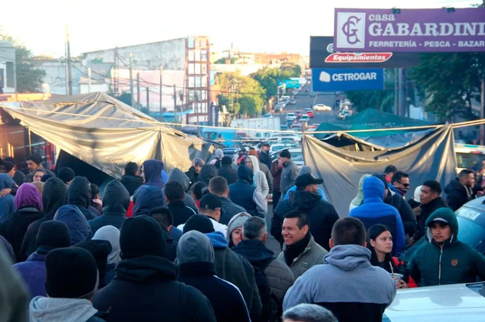 Policías y penitenciarios llevan 12 días acampando en Posadas ayer con una jornada muy fría. Foto: guadalupe de sousa