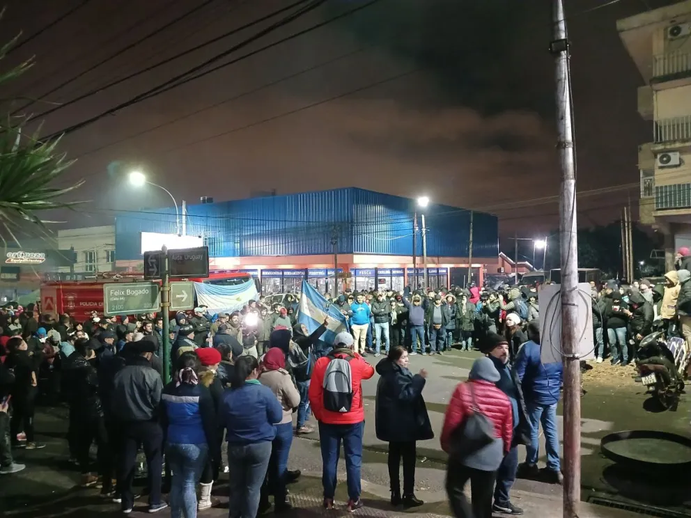 Los policías celebran el acuerdo en el acampe de la Uruguay. Fotos: Carlos Cardozo