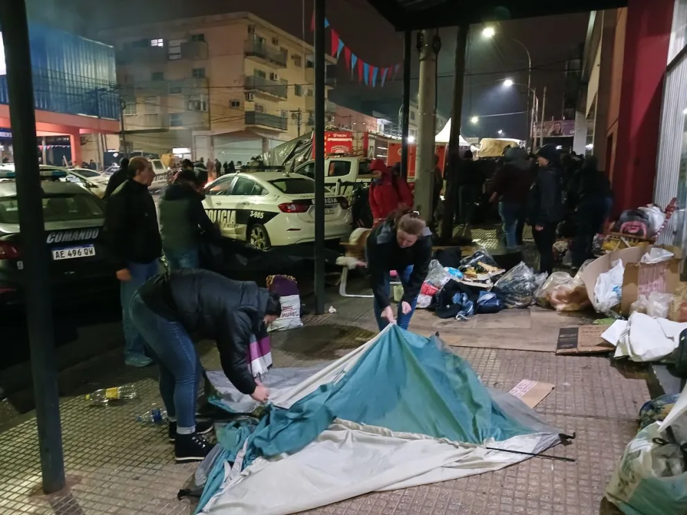 Levantando las carpas de las veredas