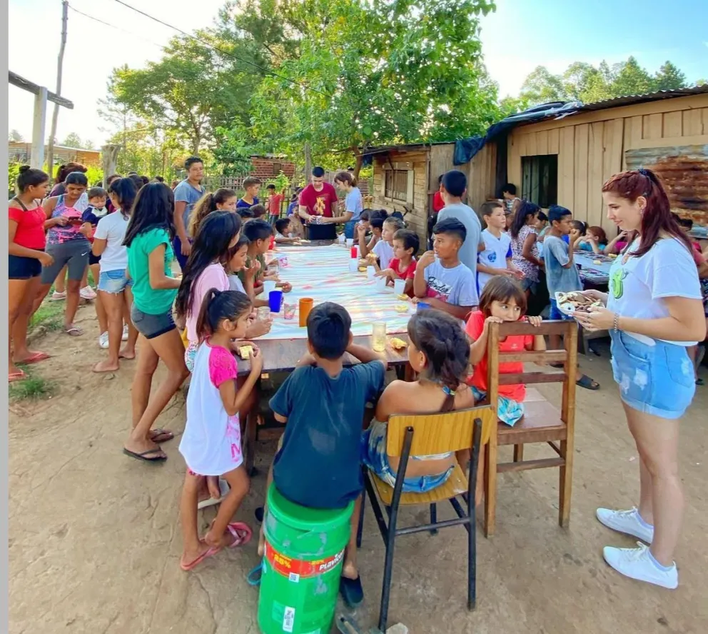 Buscan seguir sirviendo la merienda a chicos del barrio Porvenir 2 de Posadas. // Foto: Gentileza