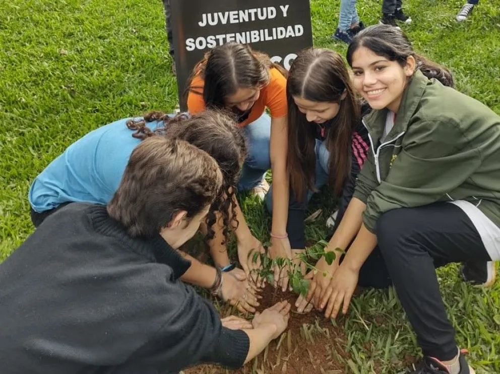 Especies nativas fueron plantadas por los estudiantes. //Fotos: Carina Martínez.